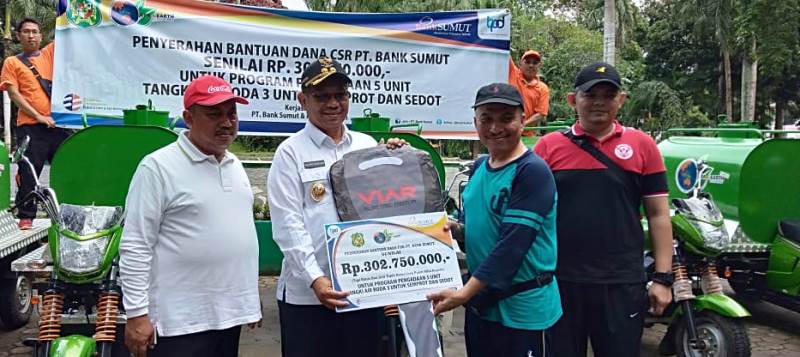 Bank Sumut Serahkan Bantuan Lima Becak Tangki Bermotor kepada Pemko Medan  